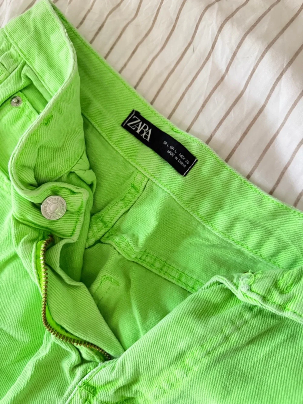 Zara Women’s Neon Lime Wide-Leg Chinos NEVER USED - Picture 2 of 3